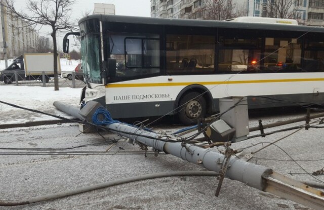 В Москве автобус столкнулся с двумя автомобилями и повалил столб 