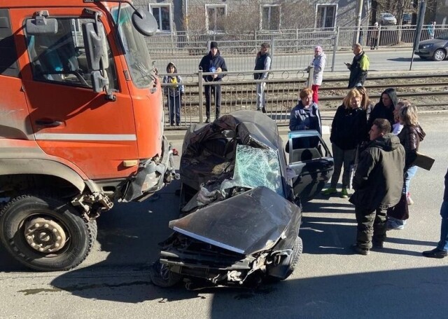 Момент смертельного ДТП на Уралмаше попал на видео: водитель «Лады» грубо нарушил ПДД 
