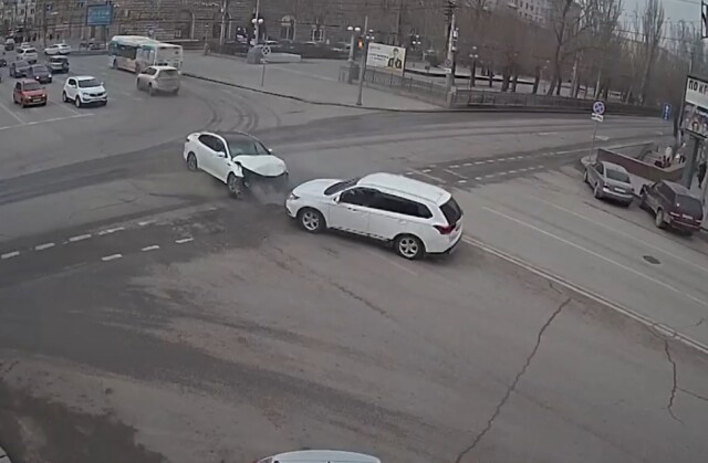 В Волгограде мужчина на Mitsubishi проехал на красный и устроил ДТП. Пострадали три его пассажирки