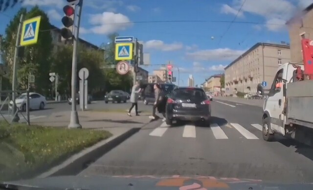 В Петербурге две девушки устроили разборки посреди дороги