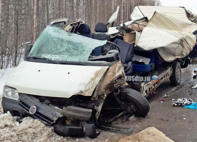 Две женщины погибли в ДТП с участием автобуса и грузовика в Свердловской области 