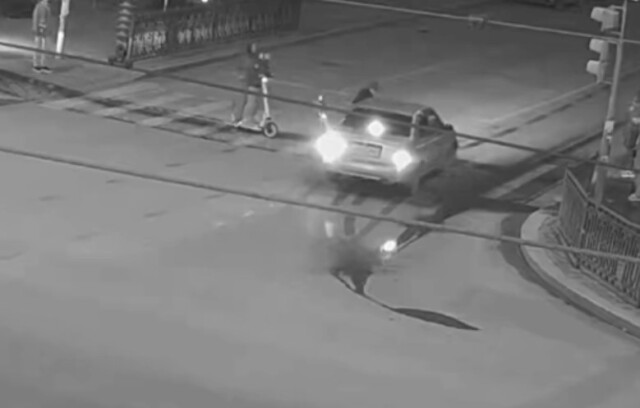 В Екатеринбурге самокатчик въехал в бок автомобиля и сбежал 