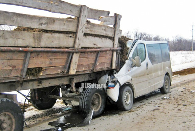 В Башкирии микроавтобус завалило навозом после столкновения с трактором 