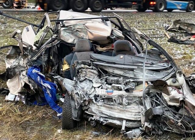 ВАЗ-2111 смяло на трассе «Санкт-Петербург — Псков» 