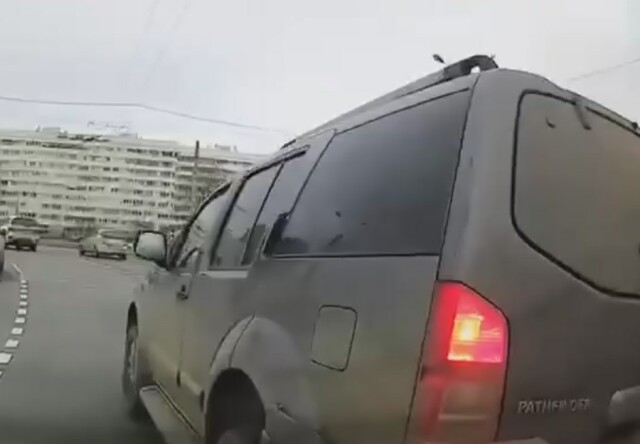 Три автомобиля столкнулись на проспекте Стачек в Петербурге. Кто виноват?