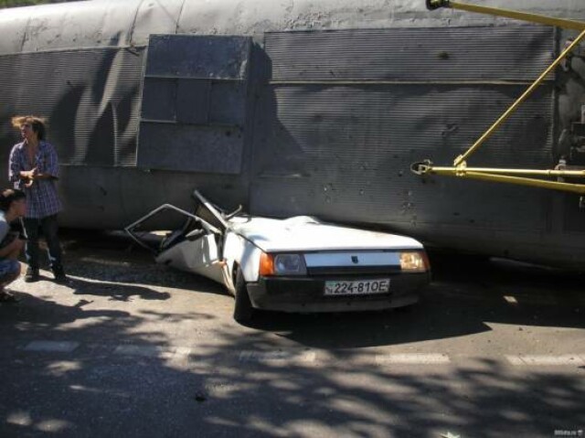 В Одессе трамвай перевернулся и раздавил автомобиль 