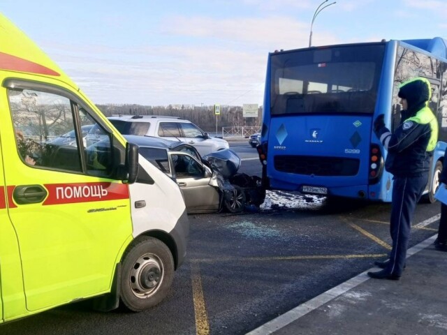 «Лада Приора» столкнулась с автобусом на Кузбасском мосту в Кемерове