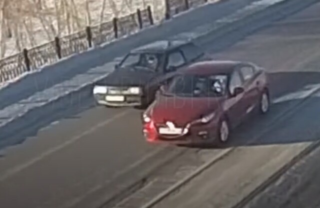 Два автомобиля и автобус столкнулись на коммунальном мосту в Бийске
