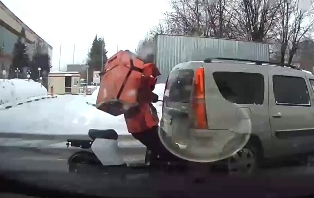 В Иванове курьер на электросамокате не успел затормозить и столкнулся с автомобилем