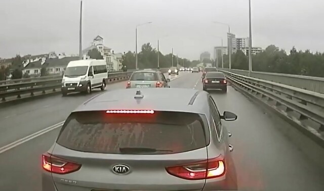 Неудачный урок на дороге в Ярославле: водитель Kia подставил сам себя 