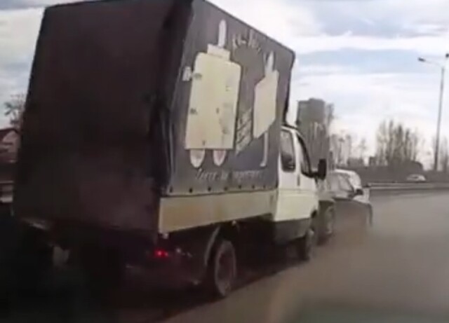 Момент массового ДТП в Екатеринбурге попал в объектив видеорегистратора 