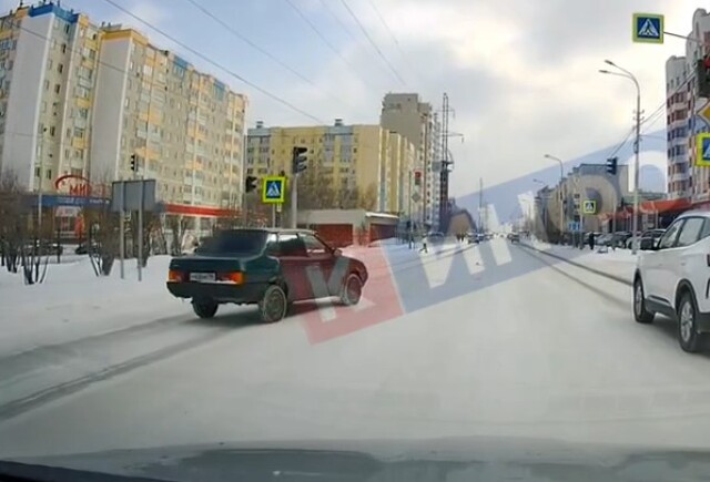 Неудачный дрифт или занесло? В Сургуте водитель «Лады» не вписался в поворот 