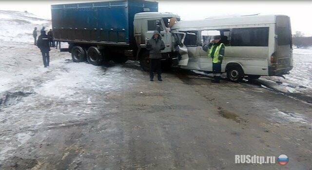 12 человек погибли при столкновении автобуса с КАМАЗом в Белгородской области 