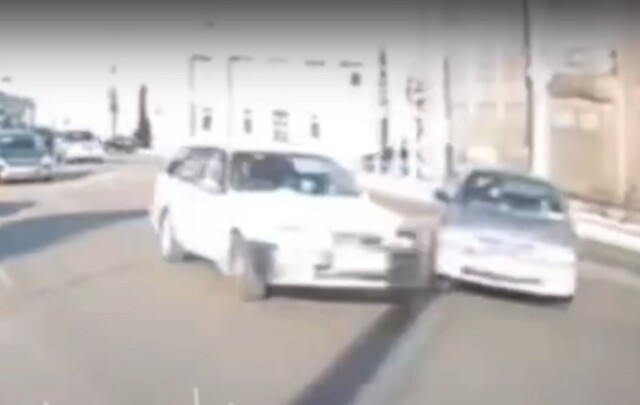 «По рельсам нужно ездить аккуратно»: два автомобиля столкнулись на одной из улиц Иркутска