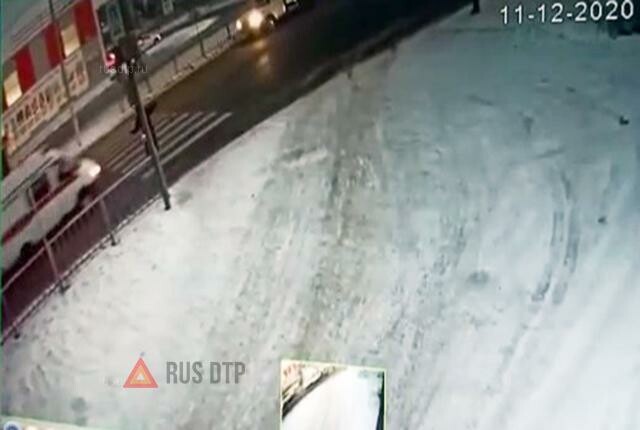 Скорая сбила пешехода в Среднеуральске. ВИДЕО