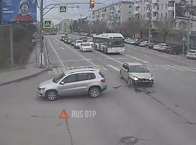 Citroen и Volkswagen столкнулись на перекрестке в Волгограде