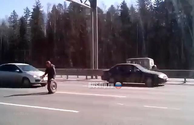 В Петербурге смелый мужчина перекатил колесо через КАД