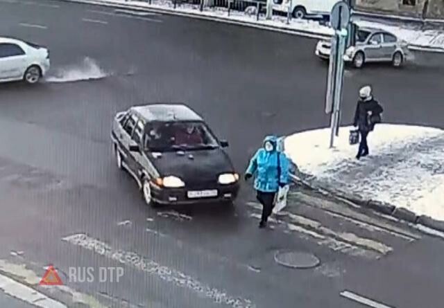 ВАЗ-2115 сбил женщину в Волгограде. ВИДЕО