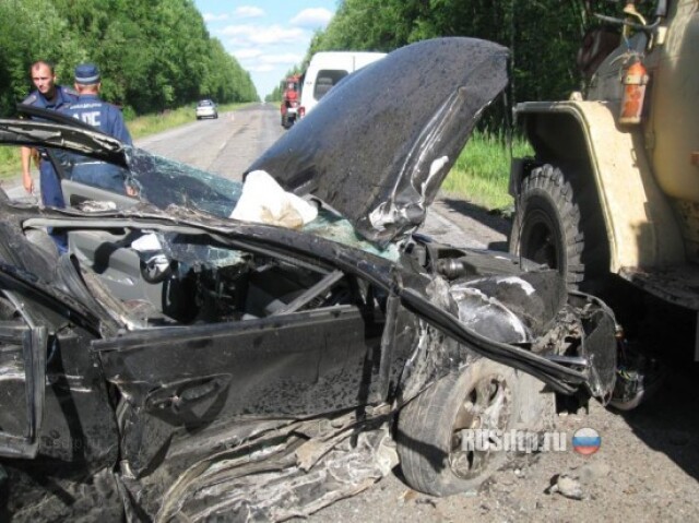 «Шевроле Лачетти» врезался в стоящий «Урал» 