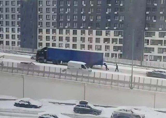 В Подмосковье инспектор ДПС помог водителю подтолкнуть грузовик, который забуксовал на подъёме 