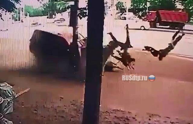 В Москве \»Лексус\» сбил двоих пешеходов на тротуаре