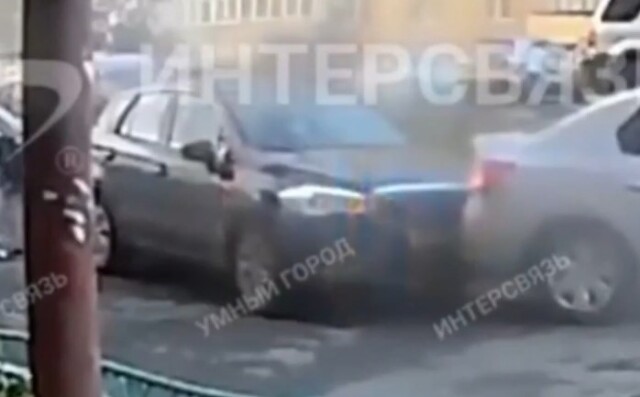 В Челябинске пьяный водитель перепутал педали и врезался в два припаркованных автомобиля
