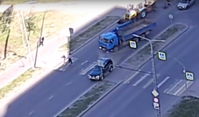 Авария в Петрозаводске: грузовой автомобиль не успел затормозить и въехал во внедорожник