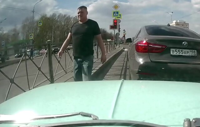 В Петербурге водитель BMW подрезал своего обидчика и едва не спровоцировал ДТП 