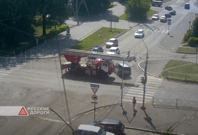 Пожарная машина и легковой автомобиль столкнулись на перекрестке в Бийске