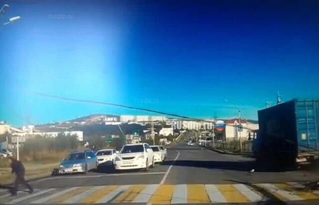 В Магадане КАМАЗ врезался в светофор на улице Речной (видео) 