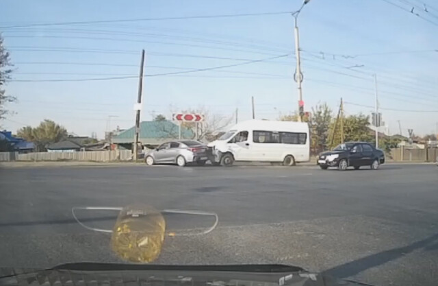 «Газель» столкнулась с легковым автомобилем на перекрестке в Омске