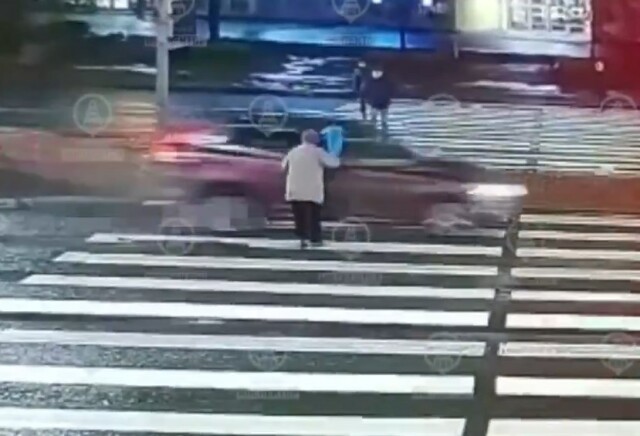 В Петербурге пенсионерка пыталась перейти дорогу на красный и попала под колеса автомобиля