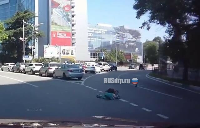 В Сочи из багажника автомобиля на дорогу выпали двое детей. Видео