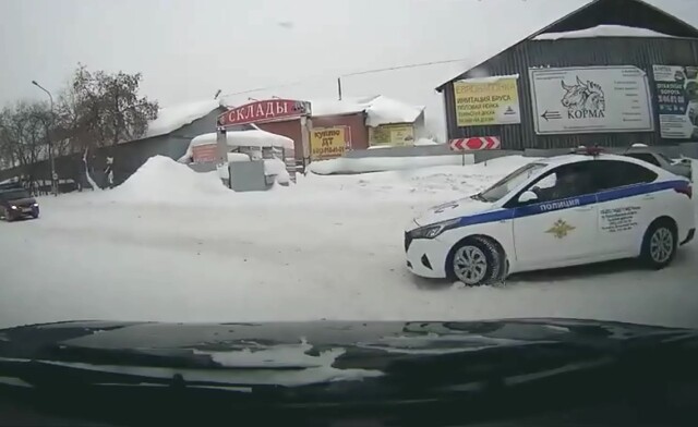 Новосибирский водитель погрозил пальцем сотрудникам ДПС, которые едва не спровоцировали аварию на перекрестке 