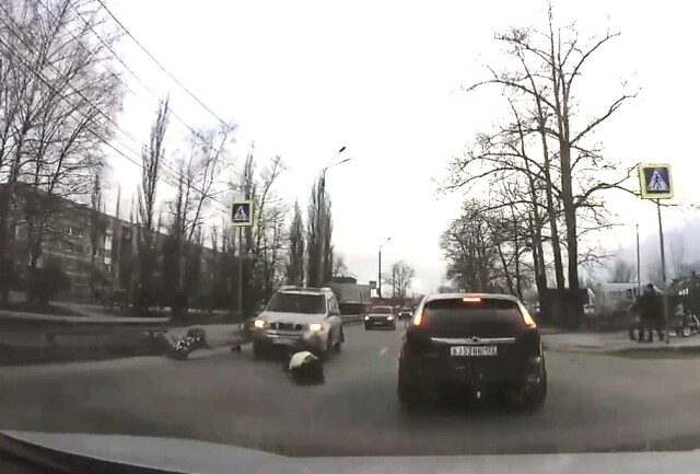 В Нижнем Новгороде две школьницы перебегали дорогу и попали под машину