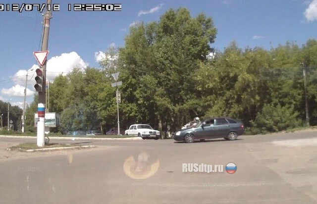 Скутеру налево, Приоре прямо 