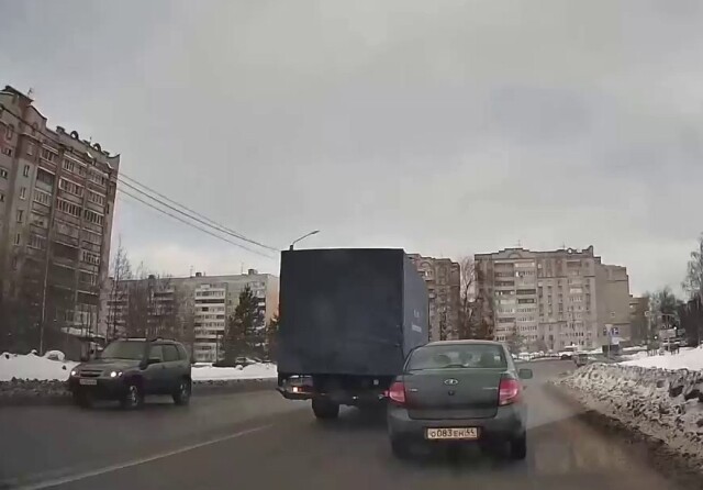 Легковой автомобиль и «Газель» столкнулись на одной из улиц Костромы