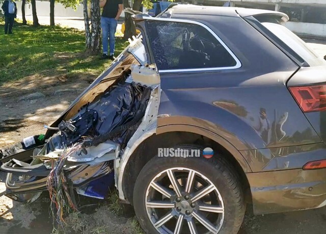 Audi разорвало на две части в ДТП на Нагатинской набережной 