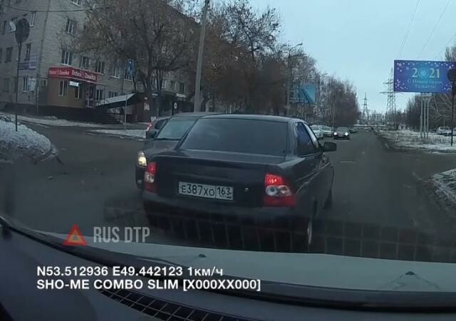 Момент тройного ДТП на перекрестке в Тольятти