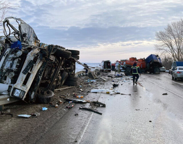 Бензовоз, фургон и легковой автомобиль столкнулись в Саратовской области: двое погибли 