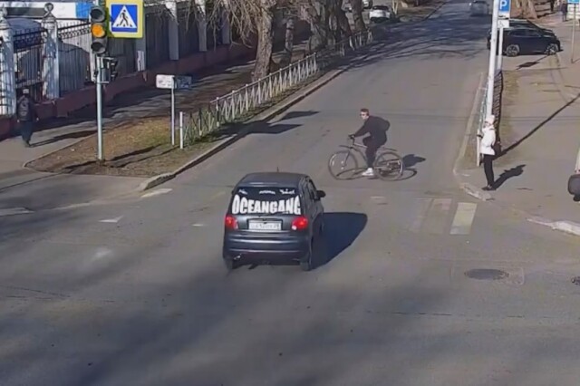 Камера запечатлела момент ДТП с участием велосипеда и легкового автомобиля в Архангельске 