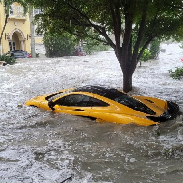 Во Флориде спорткар McLaren P1 смыло потоком воды 