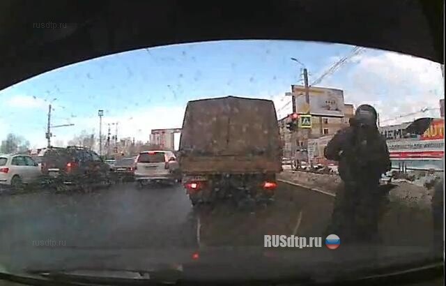 Мотоциклист жестко влетел в Газель и снёс автору зеркало 