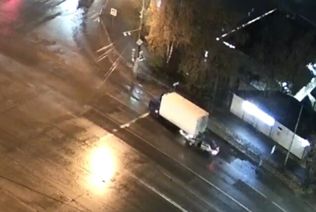 Легковой автомобиль въехал в грузовик на Пошехонском шоссе в Вологде