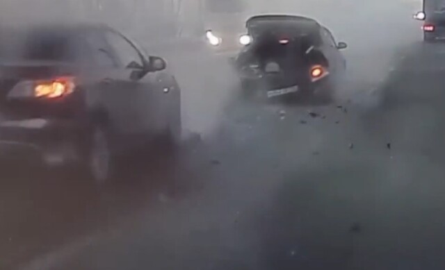 «Не заметил из-за выхлопных газов»: два автомобиля столкнулись в Красноярске