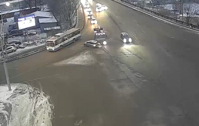 В Вологде водитель легкового автомобиля пытался повернуть направо и столкнулся с грузовиком