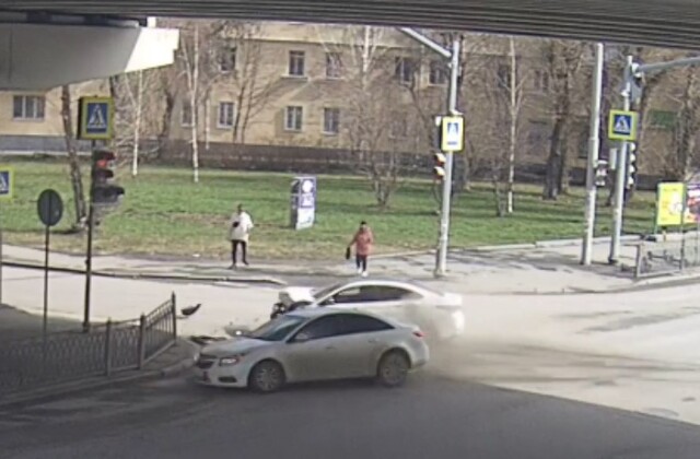 ДТП в Екатеринбурге: женщина на белой иномарке проехала на красный 
