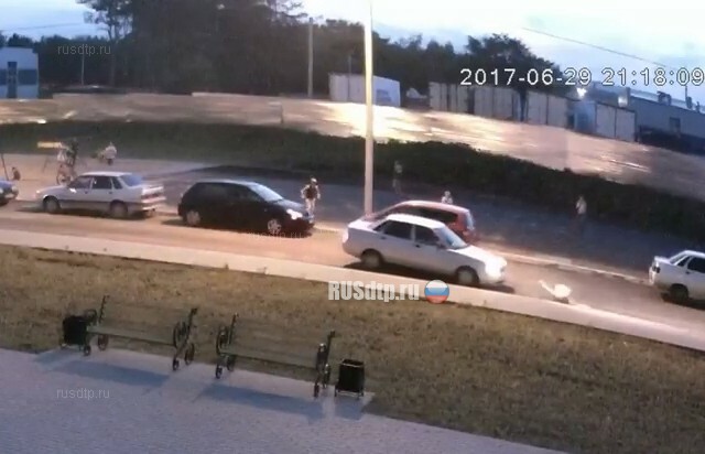 В Воронеже 11-летняя девочка попала под колеса автомобиля. Видео
