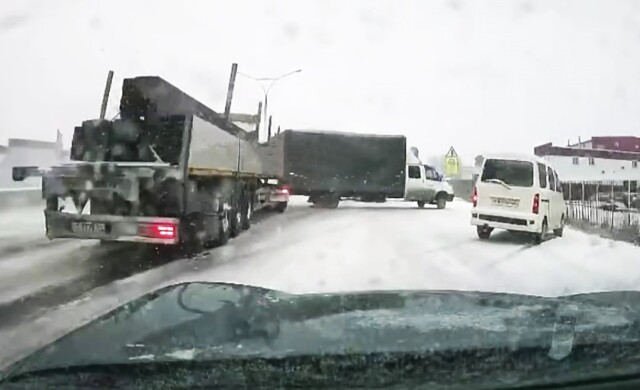 «День жестянщика»: несколько автомобилей столкнулись на въезде в Барнаул