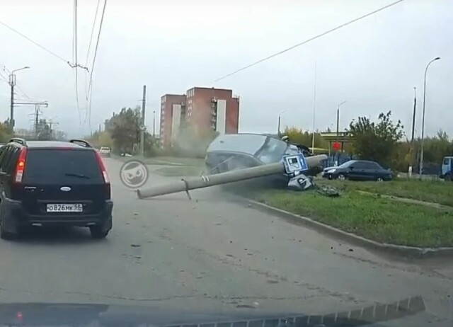 Kia Sportage повалил столб на улице Стасова в Пензе